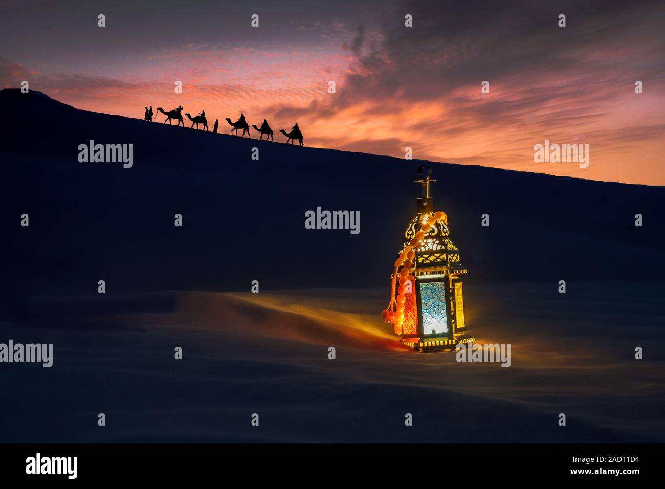 Silhouette Camel Trail in der Wüste mit Ramadan Licht Lampe Stockfoto