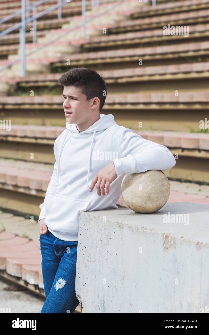 Junge nachdenklicher Mann stand draußen Stockfoto