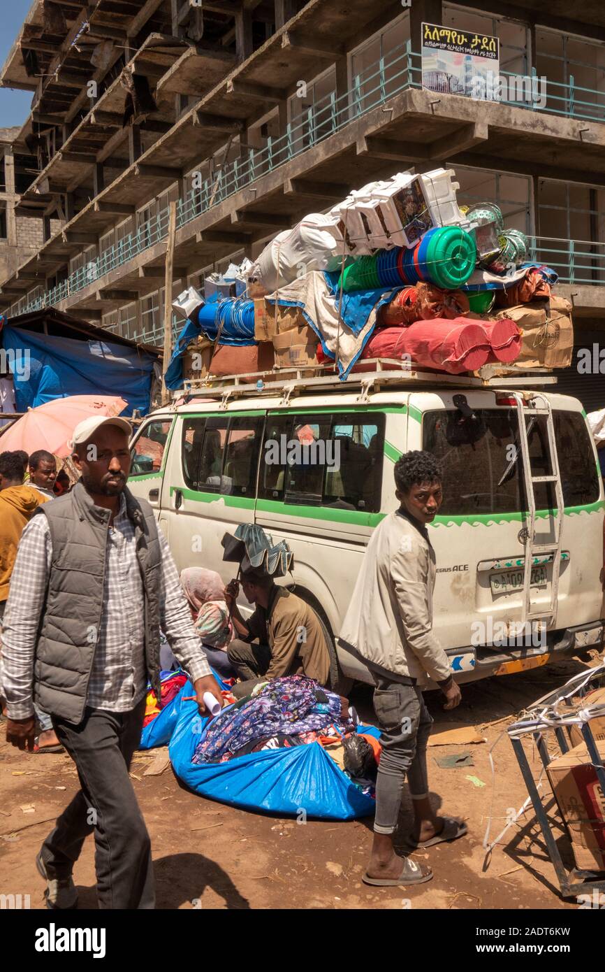 Äthiopien, Amhara-region, Bahir Dar, Stadtzentrum, Markt, überladenen Kleinbus Dach Stockfoto