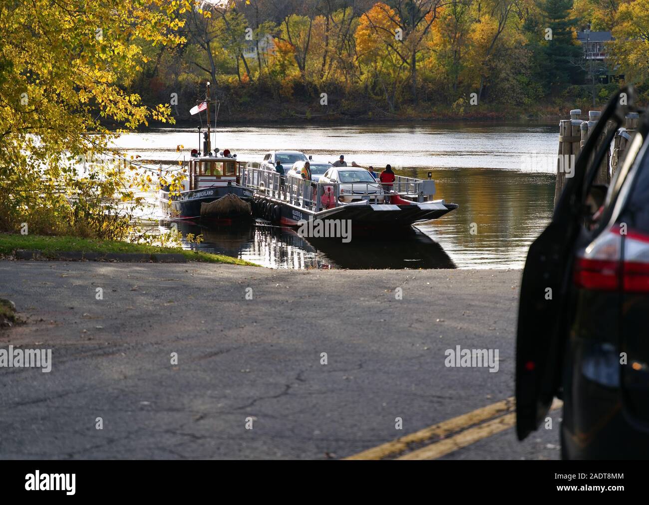 Glastonbury, CT USA. Okt 2019. Fähre aus der felsigen Hügel Seite des Connecticut River. Stockfoto