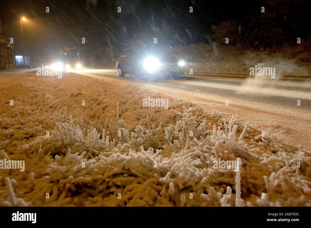 Ulm, Deutschland. 05 Dez, 2018. Autos fahren auf winterlichen Straßen in den Morgen. Am Straßenrand sind Pflanzen mit Raureif bedeckt. Es gab bereits mehrere Unfälle auf eisglatten Straßen am Donnerstag. Credit: Ralf Zwiebler/dpa/Alamy leben Nachrichten Stockfoto