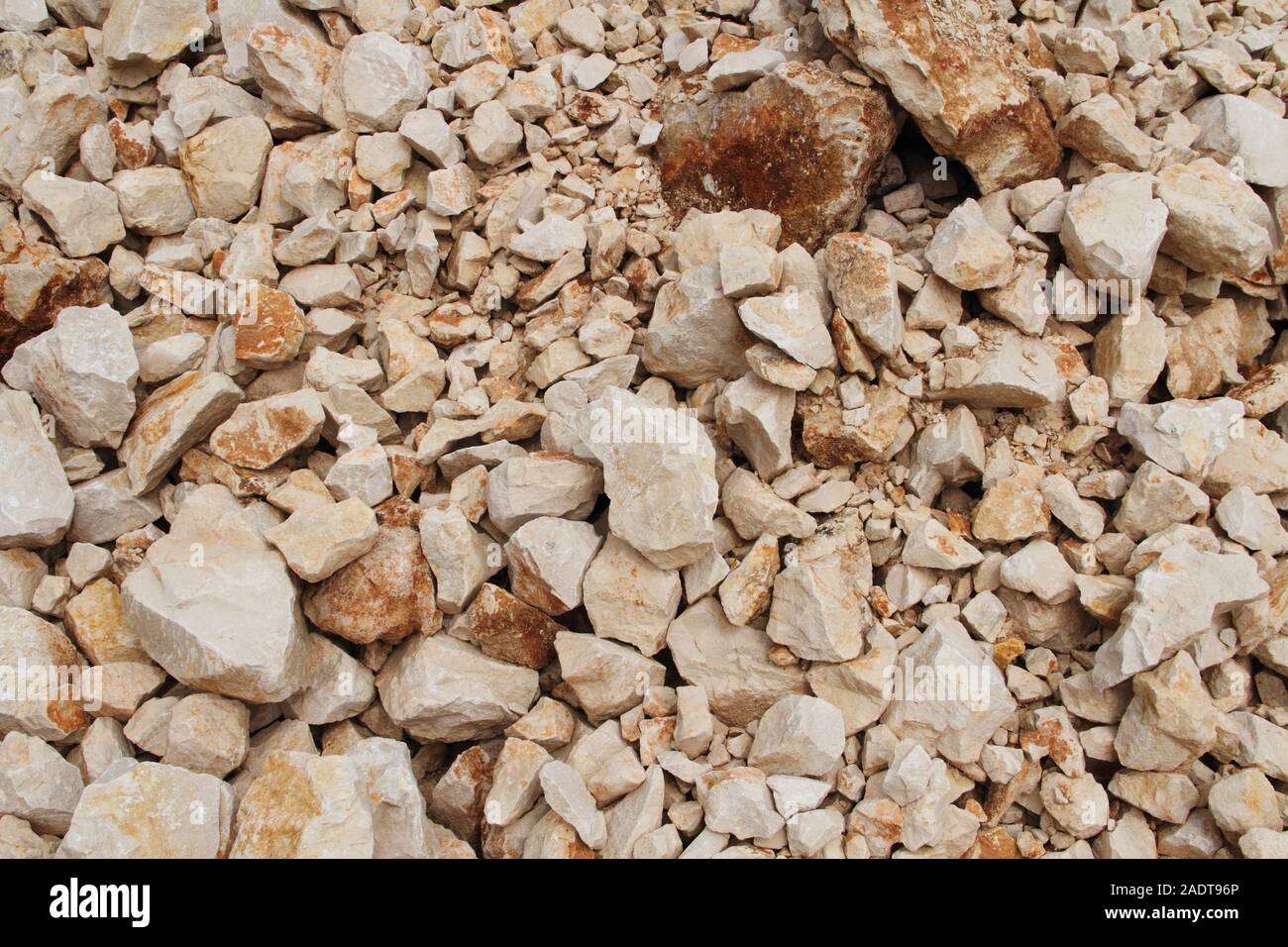 Steine aus einem Steinbruch als Hintergrund Stockfoto
