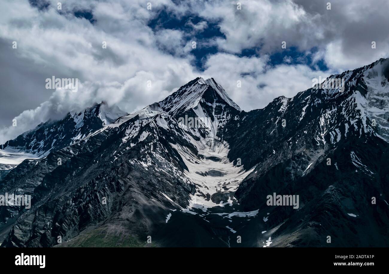 Die schneebedeckten Berge mit Wolken Stockfoto
