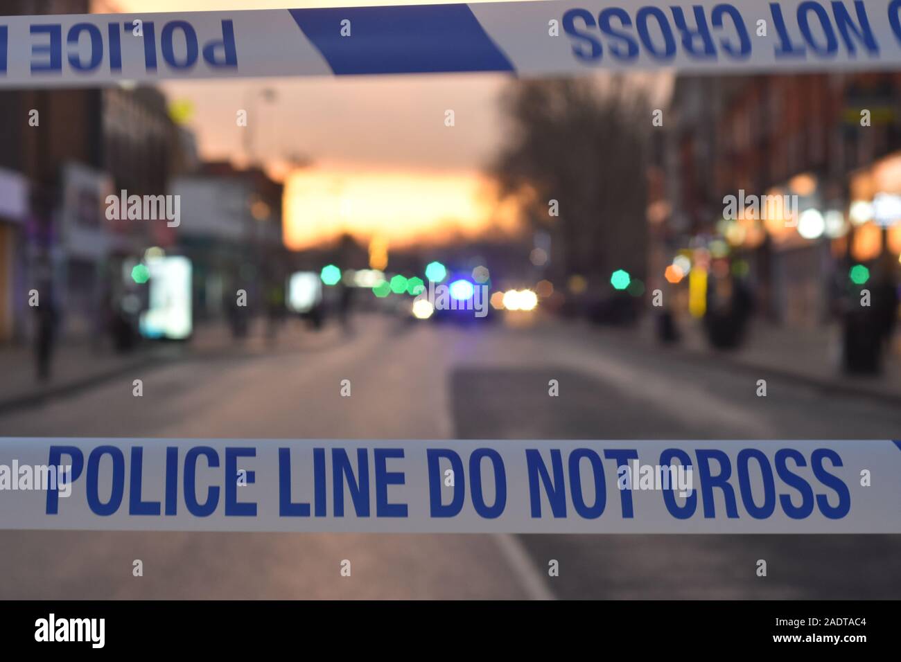 Ein Shooting fand am Woodgreen High Street letzte Nacht. Ein Mann wurde während der Dreharbeiten getroffen und wurde zu einem North London Hospital in den frühen Morgenstunden hetzte sagte in einem lebensbedrohlichen Zustand zu sein. Das Opfer wurde verwaltet über die Straße nach dem Schuß zu Sicherheit, wo Hilfe bald kommen könnte, zu unterstützen. Aufgrund dieser Bewegung von der einen Seite der Straße zur anderen, der ganze Weg war gesperrt und der Verkehr als die Mehrheit der Woodgreen High Street umgeleitet mit Klebeband ab, um den Tatort zu bewahren. Stockfoto