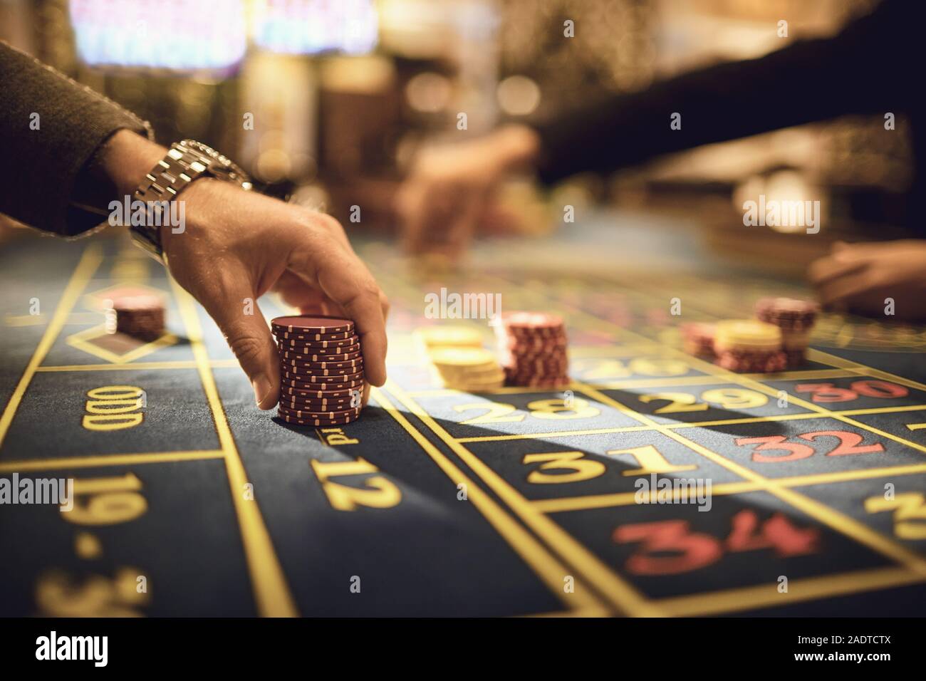 Ein Spieler spielt Roulette in einem Casino. Stockfoto
