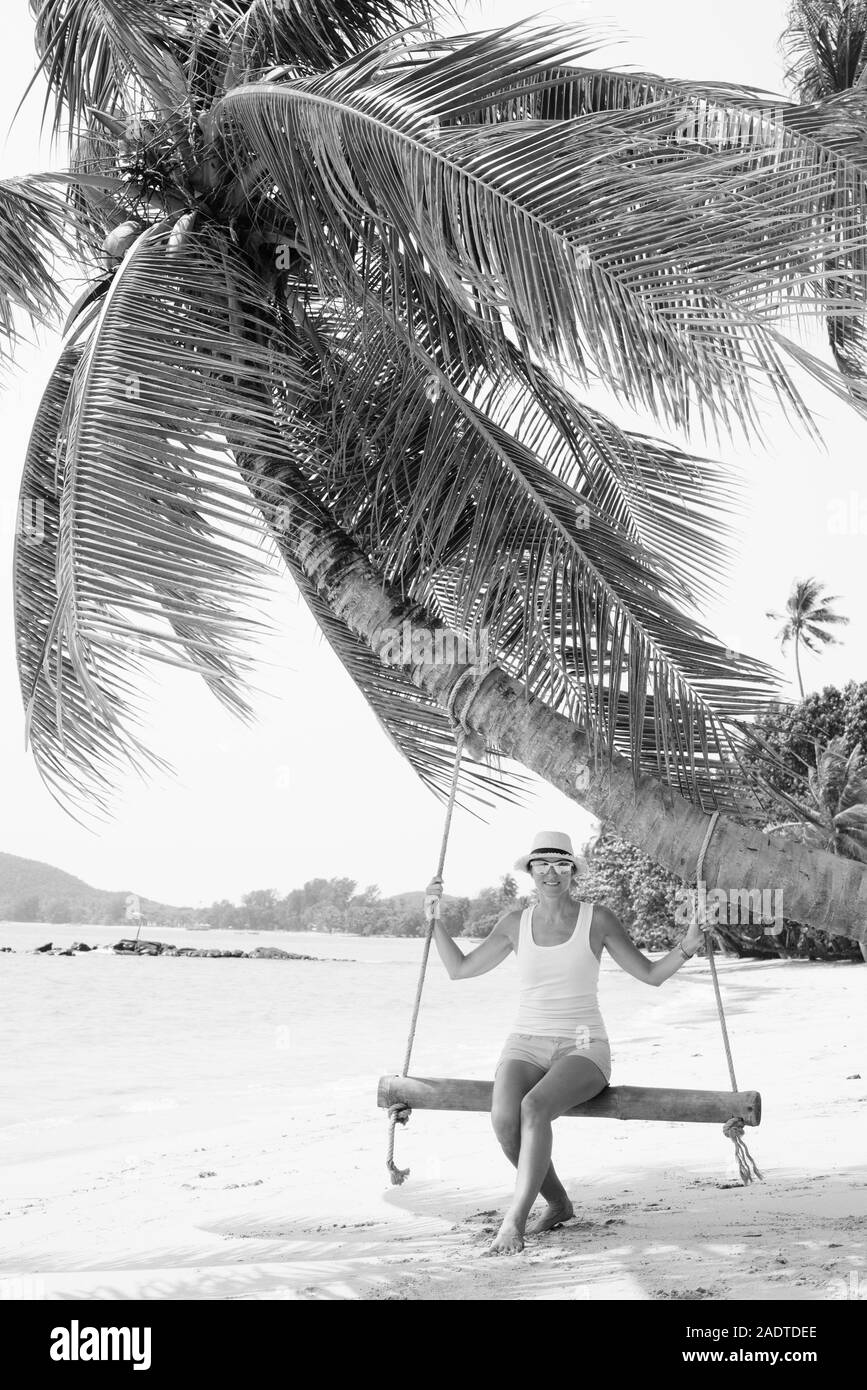 Reifen schöne touristische Frau am Strand Stockfoto