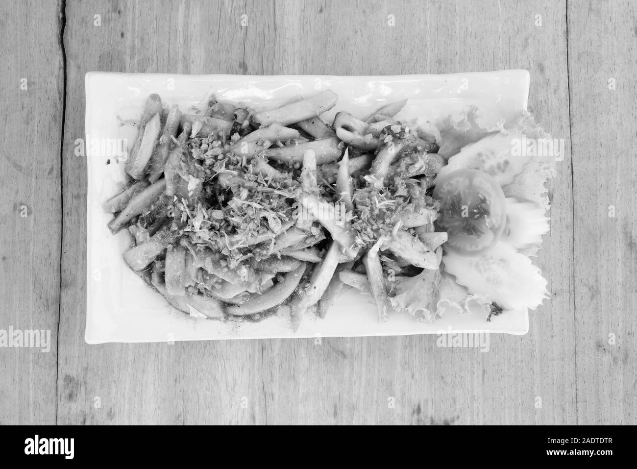 Blick von oben auf die stir-fried Champignons mit Knoblauch und Austernsauce Stockfoto
