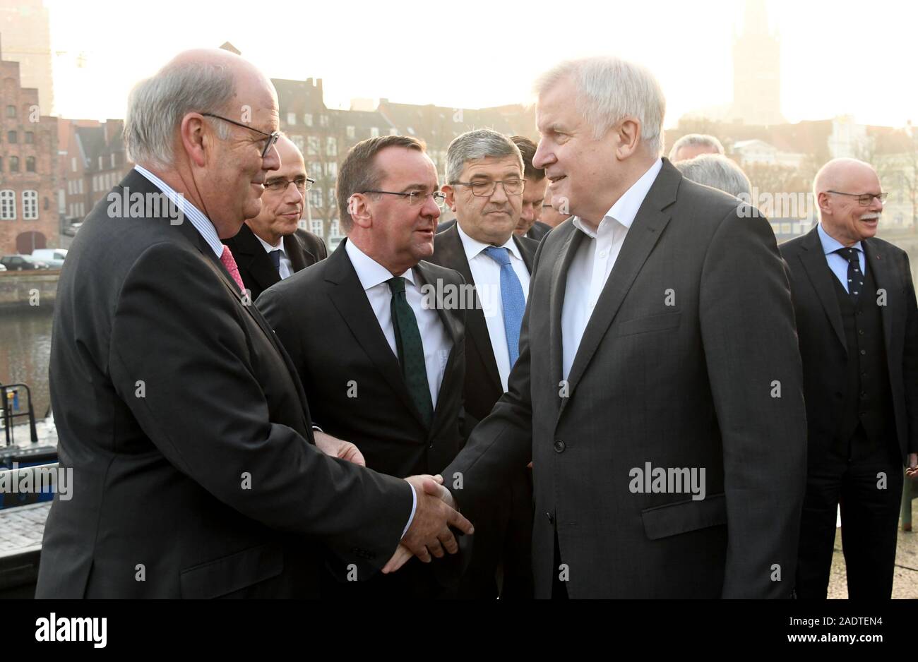 05 Dezember 2019, Schleswig-Holstein, Lübeck: Horst Seehofer (CSU, 2. von rechts), Bundesminister des Innern, begrüßt seine Kollegen (L-R) Hans-Joachim Grote (CDU), Schleswig-Holstein, Peter Beuth (CD), Hessen, Boris Pistorius (SPD), Niedersachsen, Lorenz Caffier (CDU), Mecklenburg-Vorpommern und Ulrich Mäurer (SPD), Bremen, vor dem Start der Konferenz der Innenminister. Die Länder hatten angekündigt, dass sie Themen wie die Bekämpfung von Rechtsextremismus und Antisemitismus, Umgang mit Hassreden auf dem Internet und die Einwanderungs- und Flüchtlingspolitik besprechen würde Stockfoto