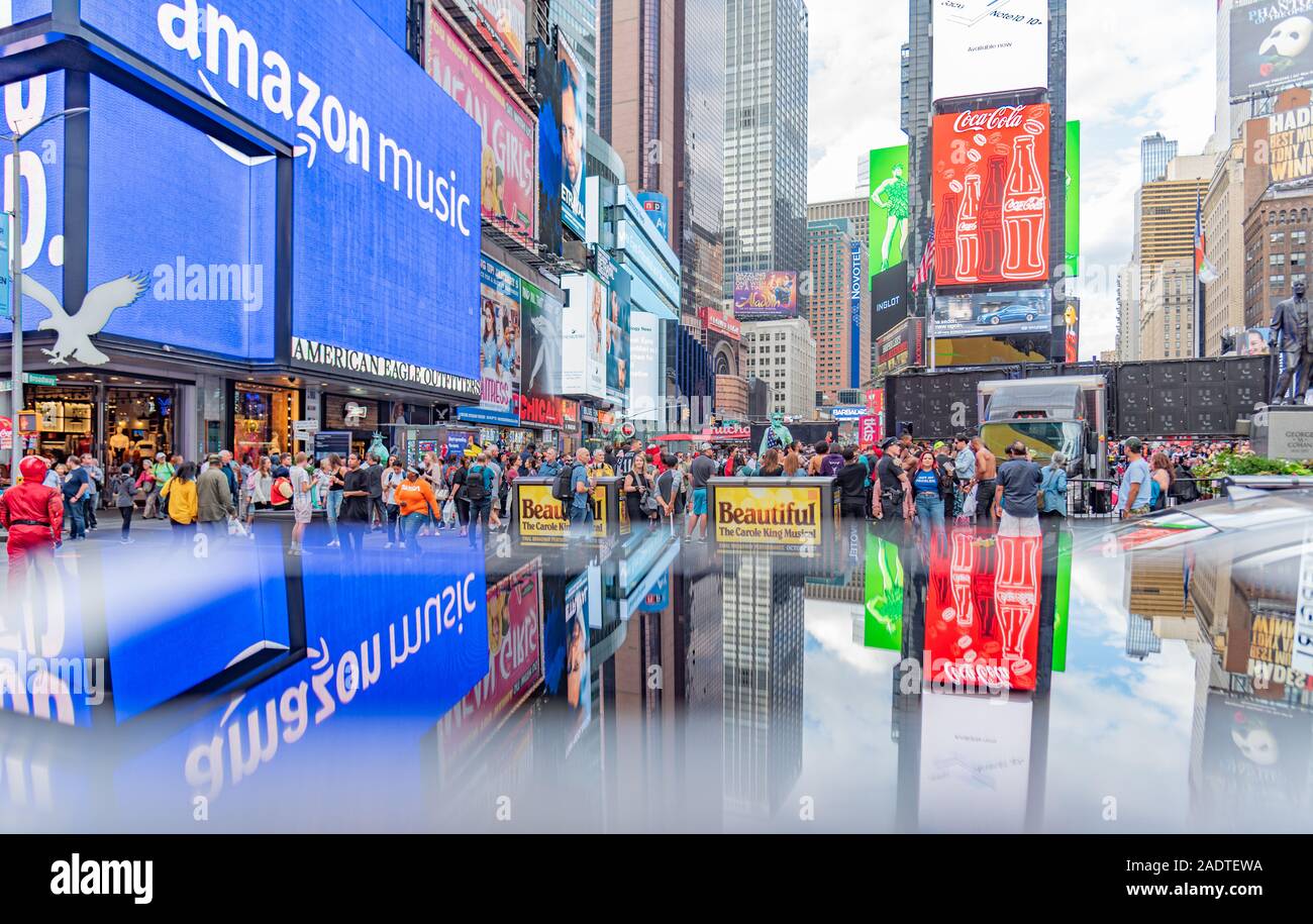 Manhattan New York Farbe Bild mit vielen Menschen zu Fuß zum Times Square mit einer riesigen Anzahl von LED-Schilder überfüllt, ist ein Symbol von New York City in Manhattan Stockfoto