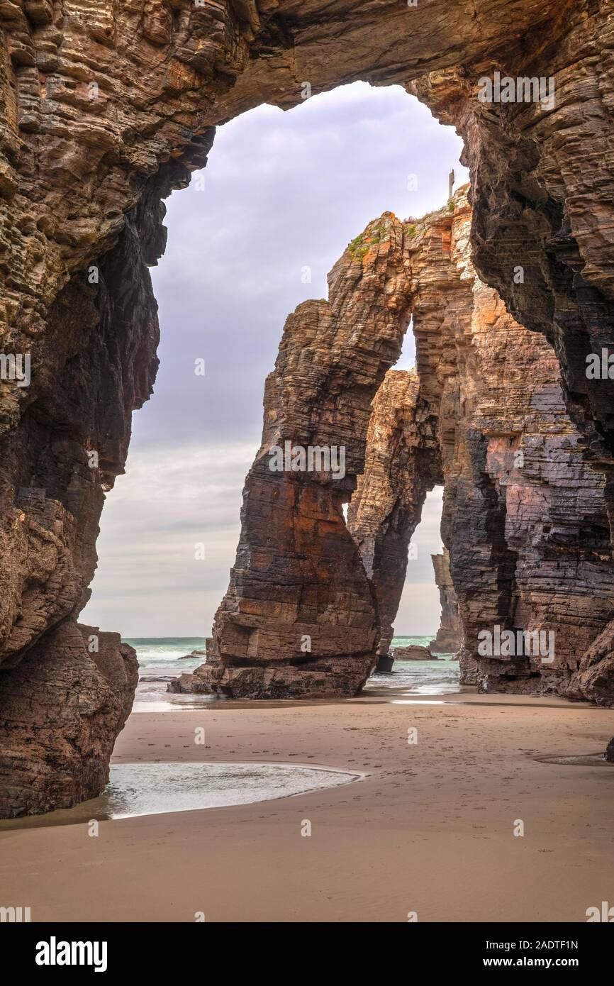 Naturstein Bögen an der Playa de las Catedrales (Strand der Kathedralen), Galizien, Spanien Stockfoto