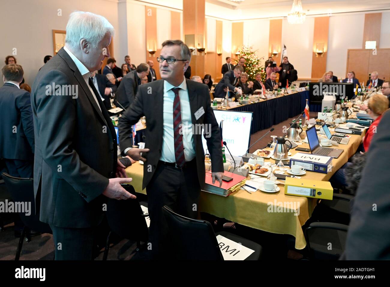 06 Dezember 2019, Schleswig-Holstein, Lübeck: Horst Seehofer (CSU), Bundesminister des Innern, steht neben Staatssekretär Hans-Georg Engelke in der Sitzung der CDU/CSU-geführten Länder, die auf der Konferenz der Innenminister. Die Länder hatten angekündigt, dass sie Themen wie die Bekämpfung von Rechtsextremismus und Antisemitismus, Umgang mit Hassreden auf dem Internet und die Einwanderungs- und Flüchtlingspolitik besprechen würden. Foto: Carsten Rehder/dpa Stockfoto