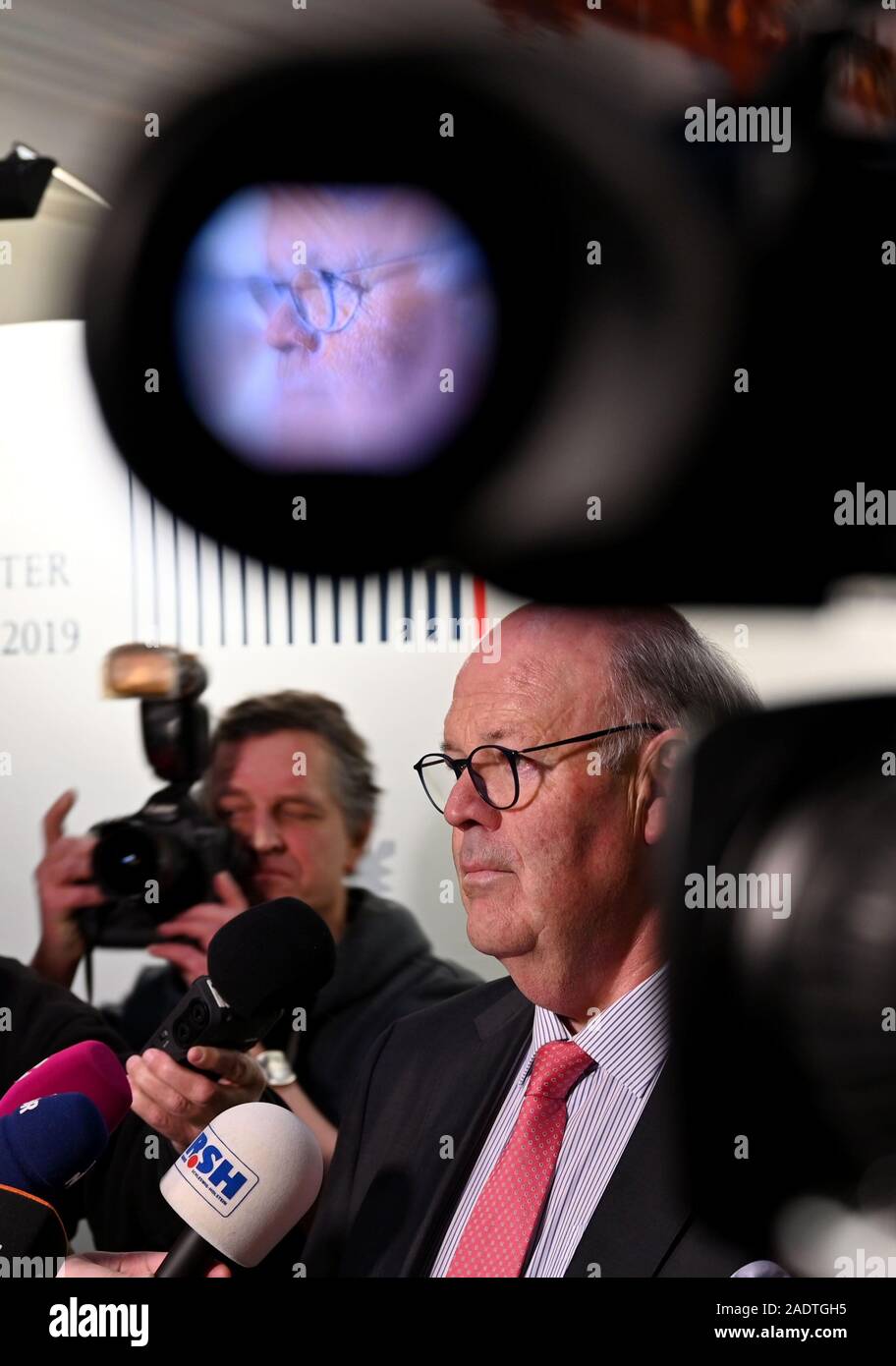 06 Dezember 2019, Schleswig-Holstein, Lübeck: Hans-Joachim Grote (CDU), Innenminister von Schleswig-Holstein, beantwortet Fragen von Journalisten vor Beginn der Konferenz der Minister des Innern. Die Länder hatten angekündigt, dass sie Themen wie die Bekämpfung von Rechtsextremismus und Antisemitismus, Umgang mit Hassreden auf dem Internet und die Einwanderungs- und Flüchtlingspolitik besprechen würden. Foto: Carsten Rehder/dpa Stockfoto