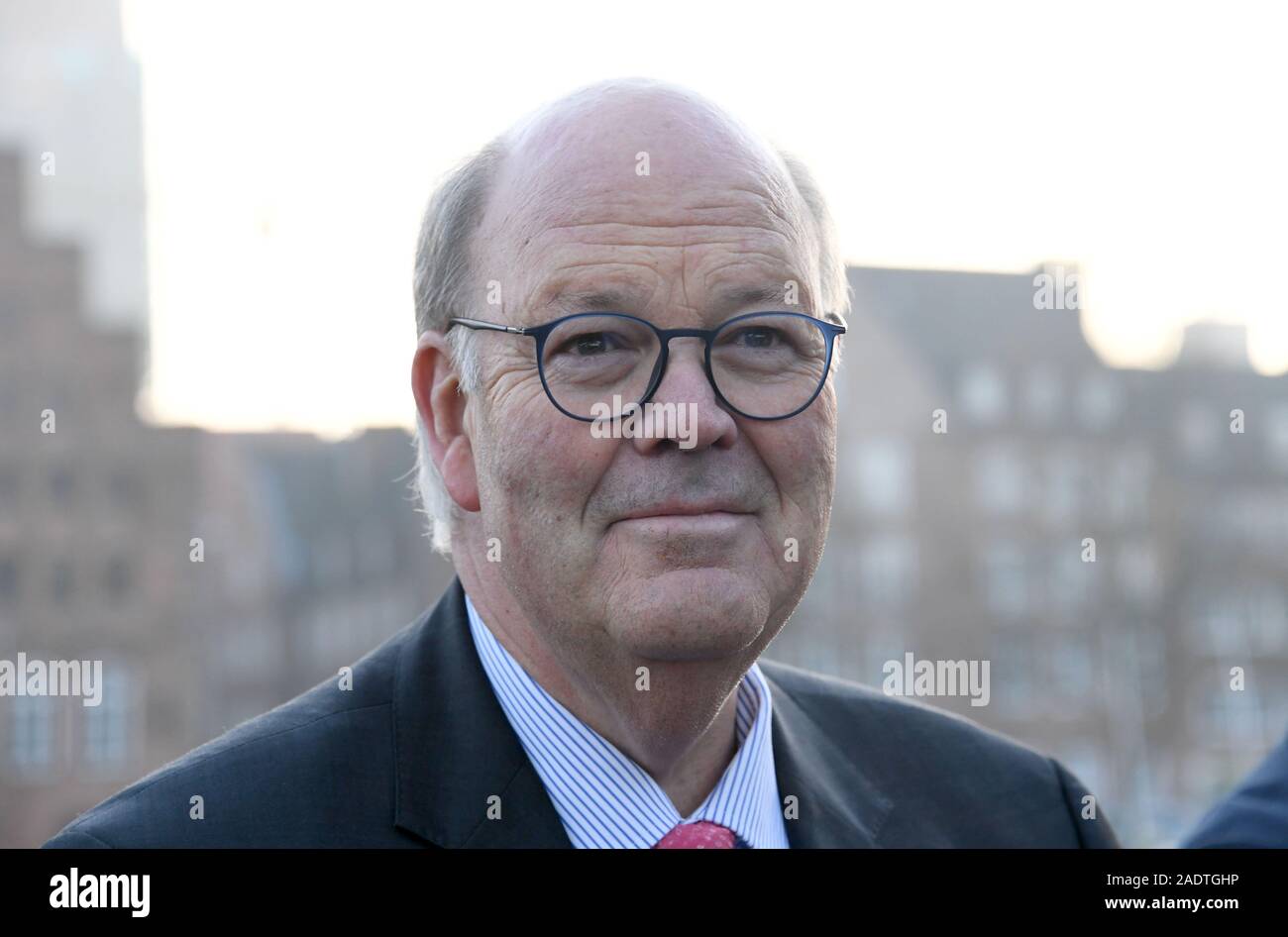 05 Dezember 2019, Schleswig-Holstein, Lübeck: Hans-Joachim Grote (CDU), Innenminister von Schleswig-Holstein, beantwortet Fragen von Journalisten vor Beginn der Konferenz der Minister des Innern. Die Länder hatten angekündigt, dass sie Themen wie die Bekämpfung von Rechtsextremismus und Antisemitismus, Umgang mit Hassreden auf dem Internet und die Einwanderungs- und Flüchtlingspolitik besprechen würden. Foto: Carsten Rehder/dpa Stockfoto