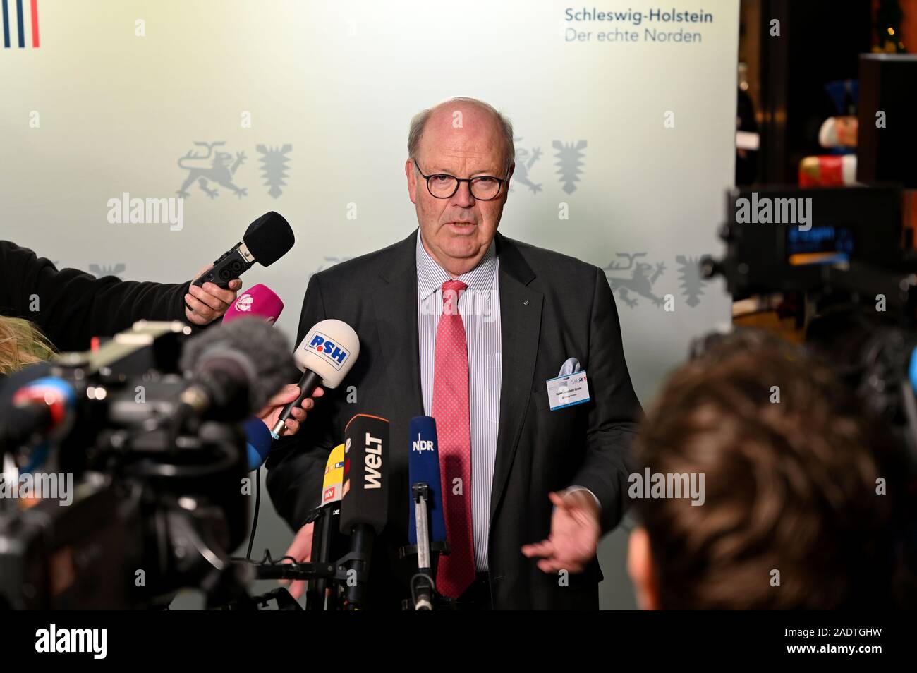 06 Dezember 2019, Schleswig-Holstein, Lübeck: Hans-Joachim Grote (CDU), Innenminister von Schleswig-Holstein, beantwortet Fragen von Journalisten vor Beginn der Konferenz der Minister des Innern. Die Länder hatten angekündigt, dass sie Themen wie die Bekämpfung von Rechtsextremismus und Antisemitismus, Umgang mit Hassreden auf dem Internet und die Einwanderungs- und Flüchtlingspolitik besprechen würden. Foto: Carsten Rehder/dpa Stockfoto
