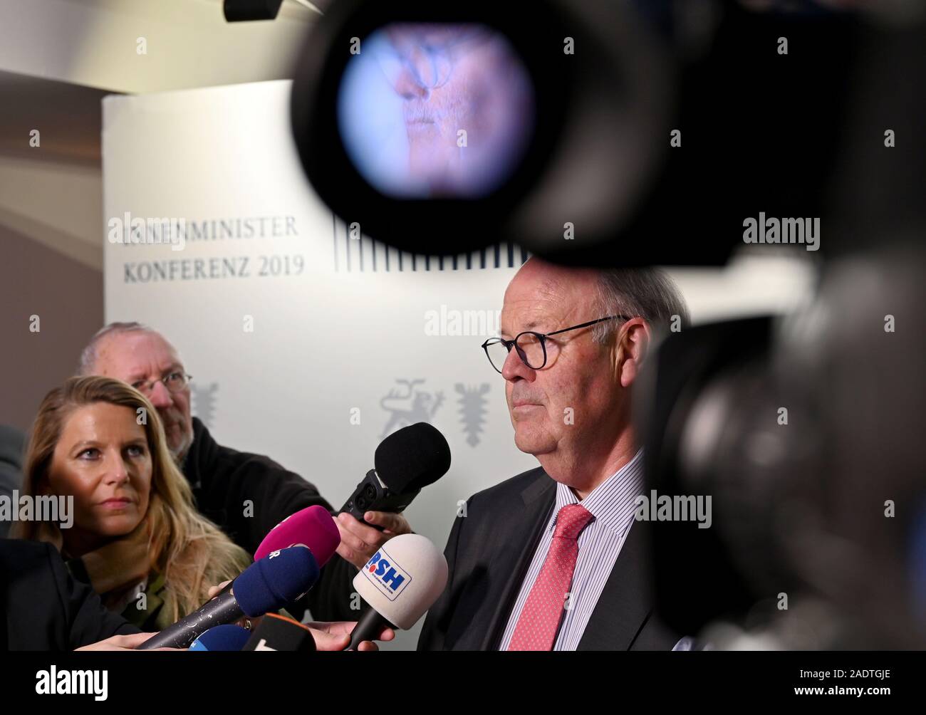 06 Dezember 2019, Schleswig-Holstein, Lübeck: Hans-Joachim Grote (CDU), Innenminister von Schleswig-Holstein, beantwortet Fragen von Journalisten vor Beginn der Konferenz der Minister des Innern. Die Länder hatten angekündigt, dass sie Themen wie die Bekämpfung von Rechtsextremismus und Antisemitismus, Umgang mit Hassreden auf dem Internet und die Einwanderungs- und Flüchtlingspolitik besprechen würden. Foto: Carsten Rehder/dpa Stockfoto