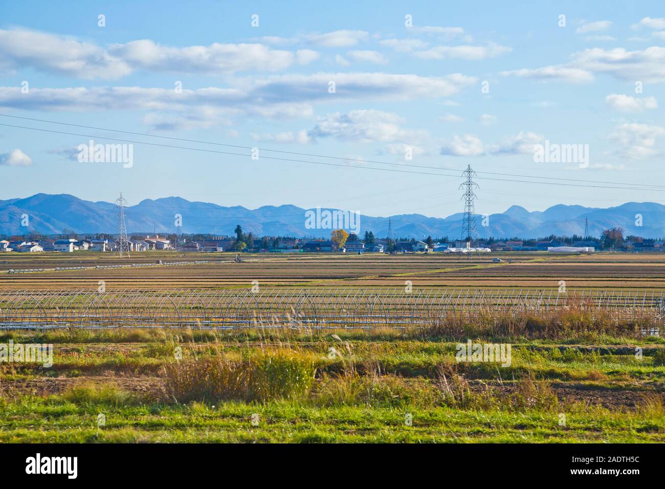 Lanscape von Aizu Wakamatsu surburb mit Bergen und Reisfeldern, Aizu Wakamatsu, Fukushima, Tohoku, Japan. Stockfoto