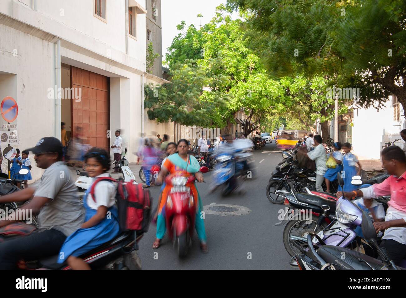 Pondicherry, Indien - Februar 2017: Studenten an der Schule Tore Stockfoto