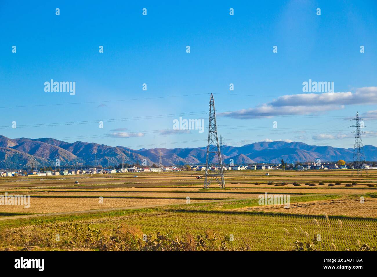 Lanscape von Aizu Wakamatsu surburb mit Bergen und Reisfeldern, Aizu Wakamatsu, Fukushima, Tohoku, Japan. Stockfoto
