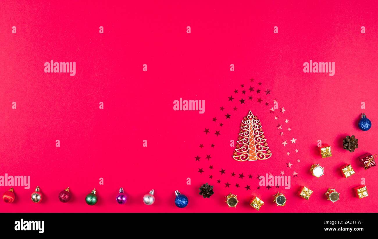 Konzept von Weihnachten und Neujahr Urlaub und Verkauf. Flach aus Holz Weihnachtsbaum, Konfetti Sterne, Kegel und Kugeln. Ansicht von oben Stop Motion Animation Stockfoto