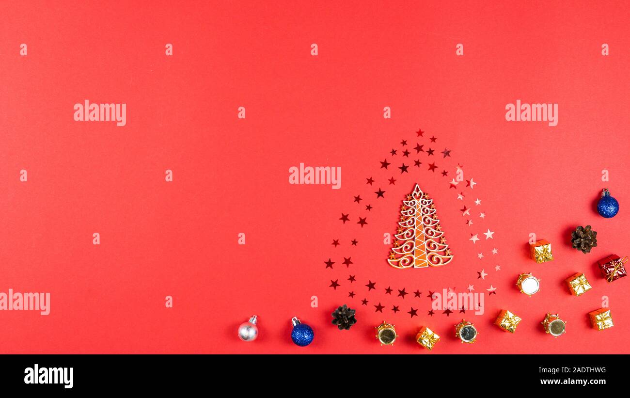 Konzept von Weihnachten und Neujahr Urlaub und Verkauf. Flach aus Holz Weihnachtsbaum, Konfetti Sterne, Kegel und Kugeln. Ansicht von oben Stop Motion Animation Stockfoto