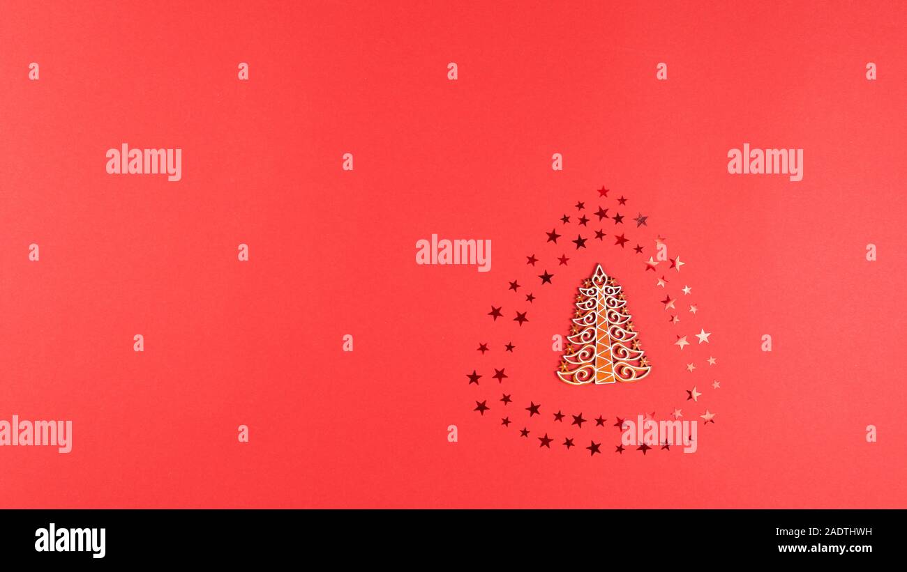 Konzept von Weihnachten und Neujahr Urlaub und Verkauf. Flach aus Holz Weihnachtsbaum, Konfetti Sterne, Kegel und Kugeln. Ansicht von oben Stop Motion Animation Stockfoto