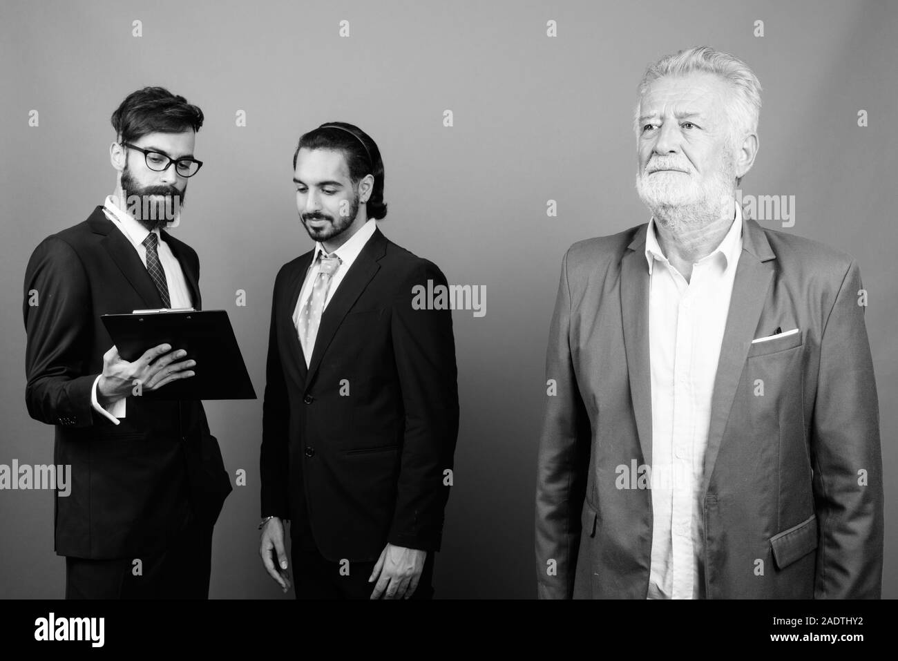 Portrait von multi-ethnische bärtigen Geschäftsleute zusammen Stockfoto