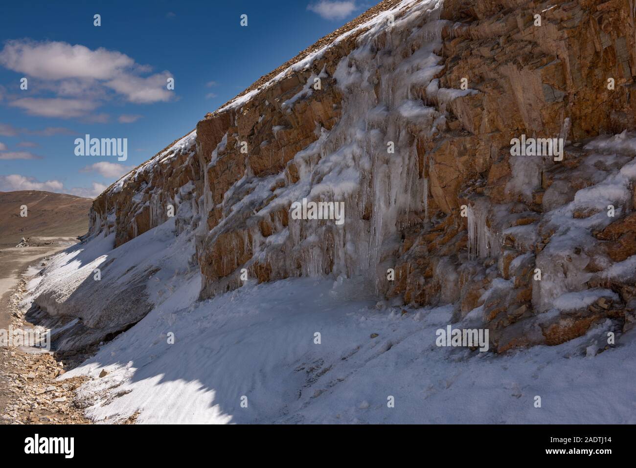 Eiszapfen an einem Berghang Stockfoto