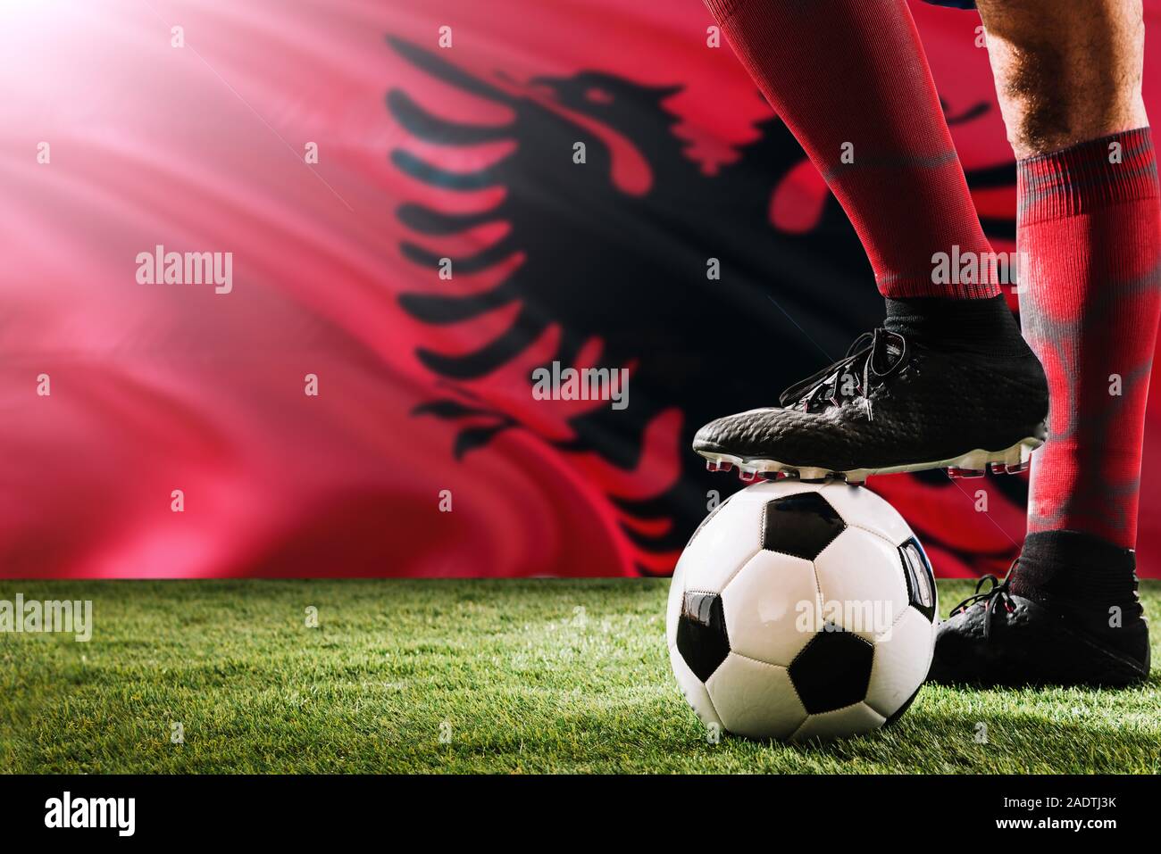 Nahaufnahme Beine von Albanien Fußball Team Player in roten Socken, Schuhe  auf Fußball im Free Kick oder elfmeterpunkt Spielen auf Gras  Stockfotografie - Alamy