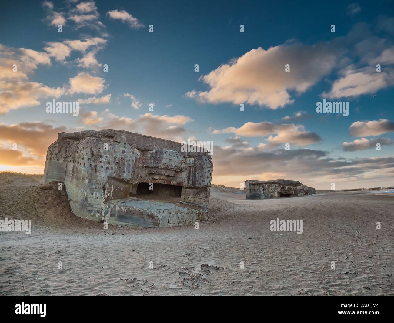 Bunker aus dem Zweiten Weltkrieg 2 auf einem dänischen Strand in Thyborön, Dänemark Stockfoto