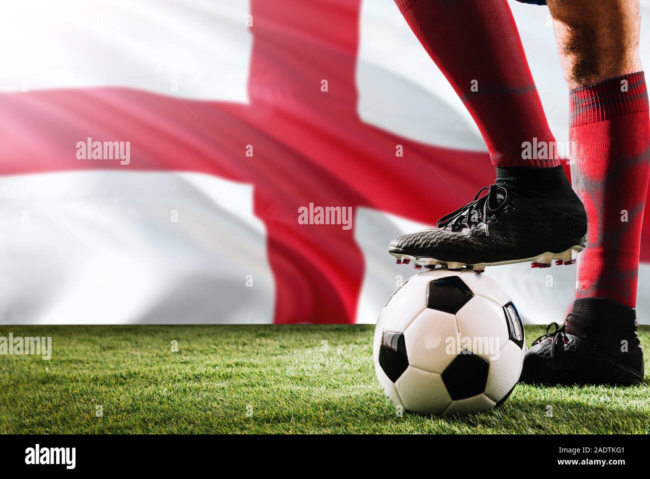 Nahaufnahme Beine von England Fußball Team Player in roten Socken, Schuhe  auf Fußball im Free Kick oder elfmeterpunkt Spielen auf Gras  Stockfotografie - Alamy