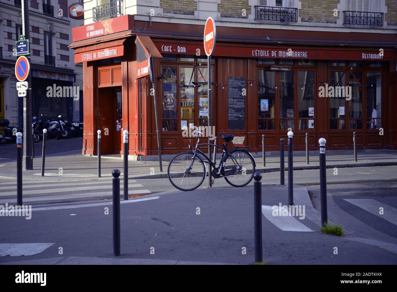 Paris: ein Fahrrad in einem Café in Montmartre, pasakdek Stockfoto