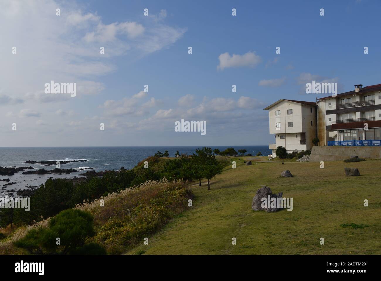 Malerischer Blick auf die Wohnung gegen das Meer und Himmel Stockfoto