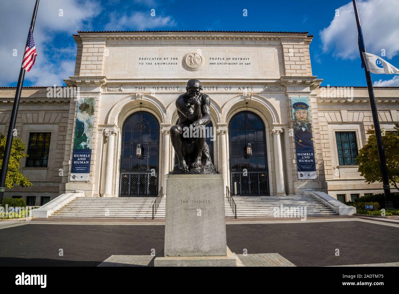 Auguste Rodin Skulptur der Denker, 1904 Vor der Hauptfassade der Detroit Institut der Künste (DIA), eine der größten und bedeutendsten Kunst Stockfoto