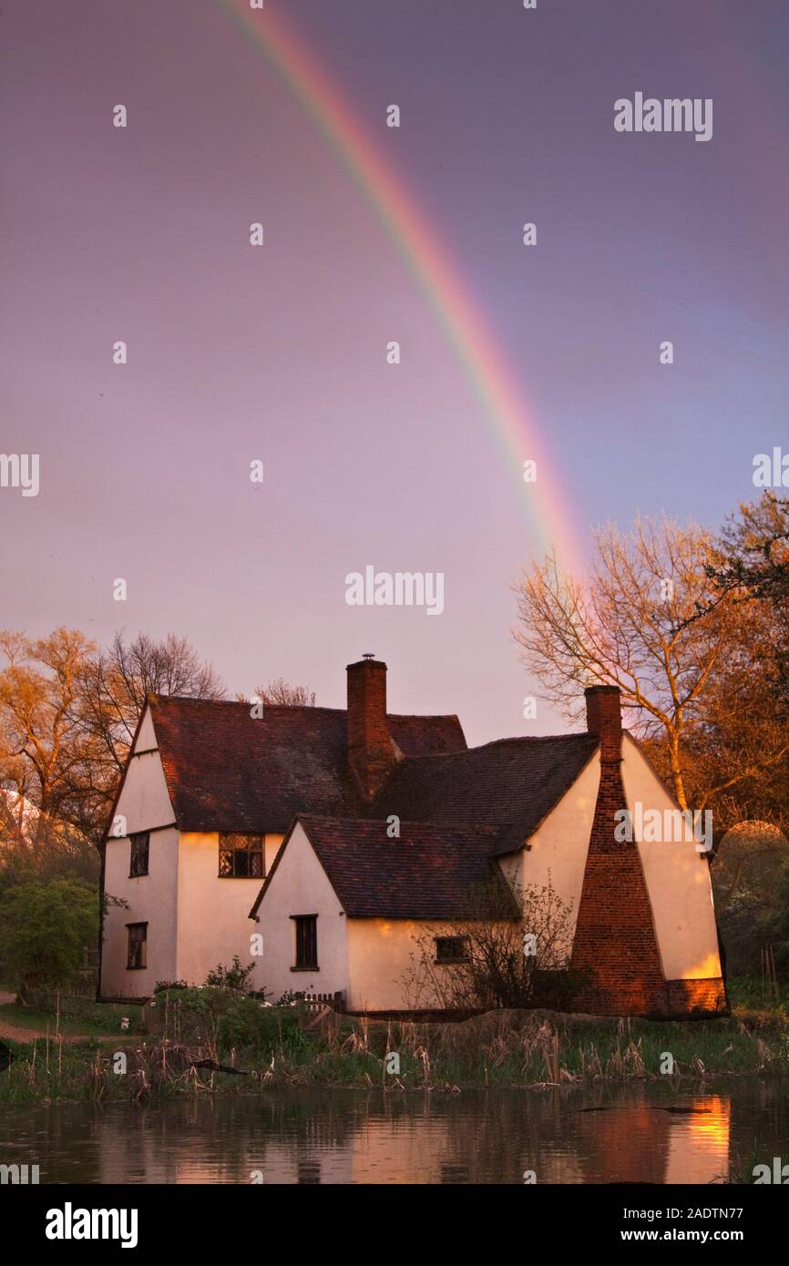 Regenbogen in der Abendsonne über Willy Lott's House, Flatford, Suffolk Stockfoto