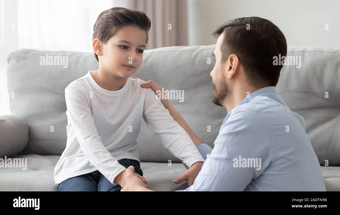 Vater und Sohn in von Herz zu Herz sprechen im Innenbereich Stockfoto