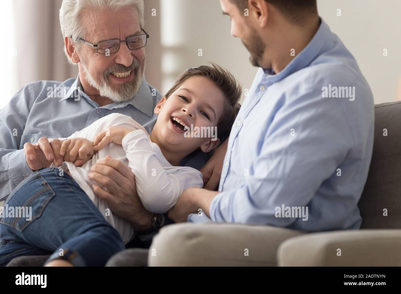 Freundliche Großvater, Sohn und Enkel Spaß zu Hause in Stockfoto