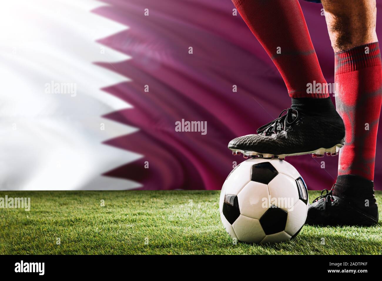 Nahaufnahme Beine von Qatar Football Team Player in roten Socken Schuhe auf FuBball im Free Kick oder elfmeterpunkt Spielen auf Gras Stockfotografie Alamy