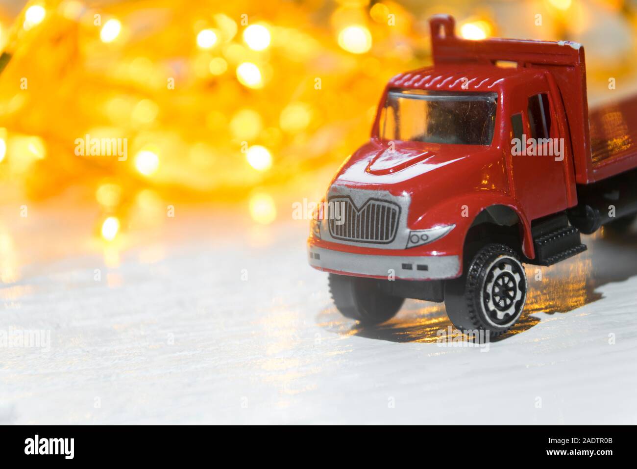 Kid truck Spielzeug vor gelben Lichter auf weißem Hintergrund. Stockfoto