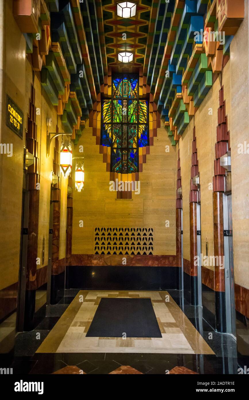 Aufzug Lobby im The Guardian Building, einem historischen Art Deco Wahrzeichen Wolkenkratzer mit einem bunten Fliesen- Lobby, Detroit, Michigan, USA Stockfoto