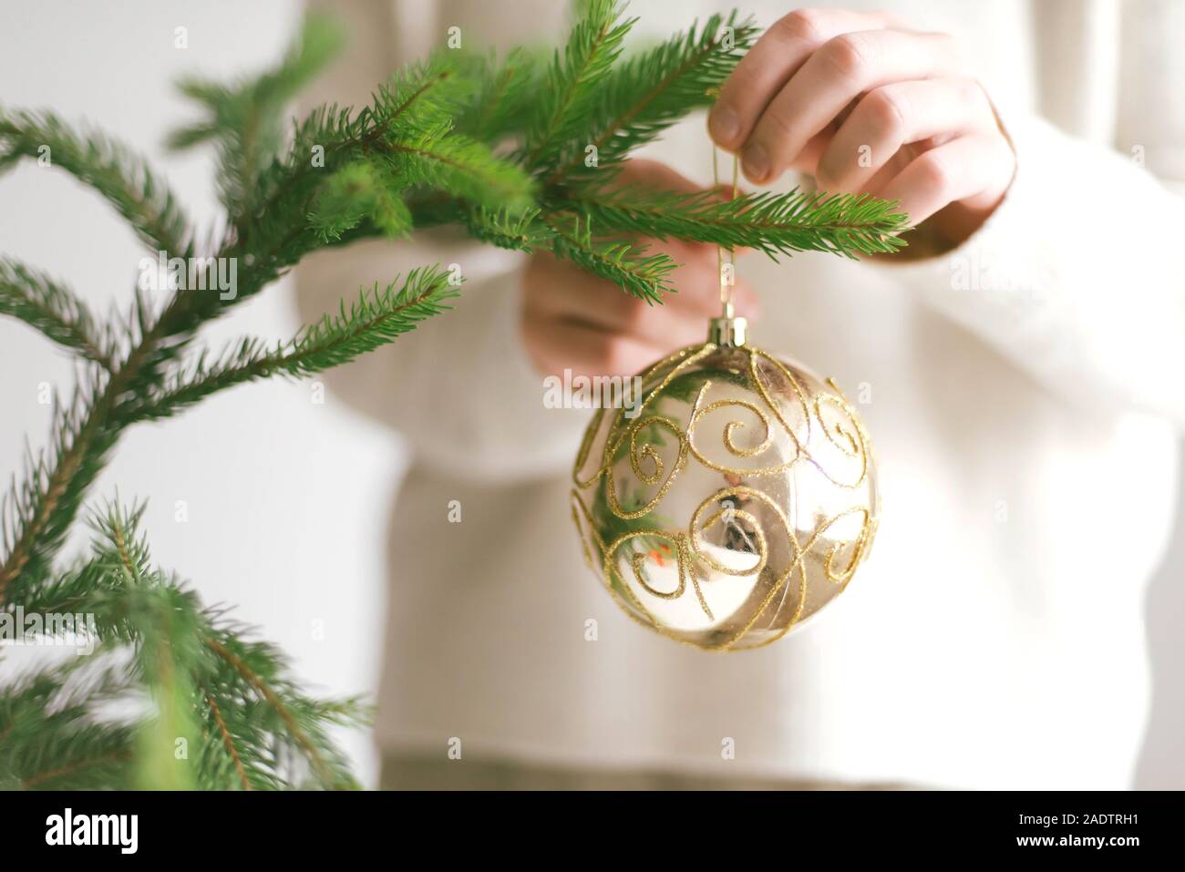 Frau schmücken den Weihnachtsbaum Stockfoto