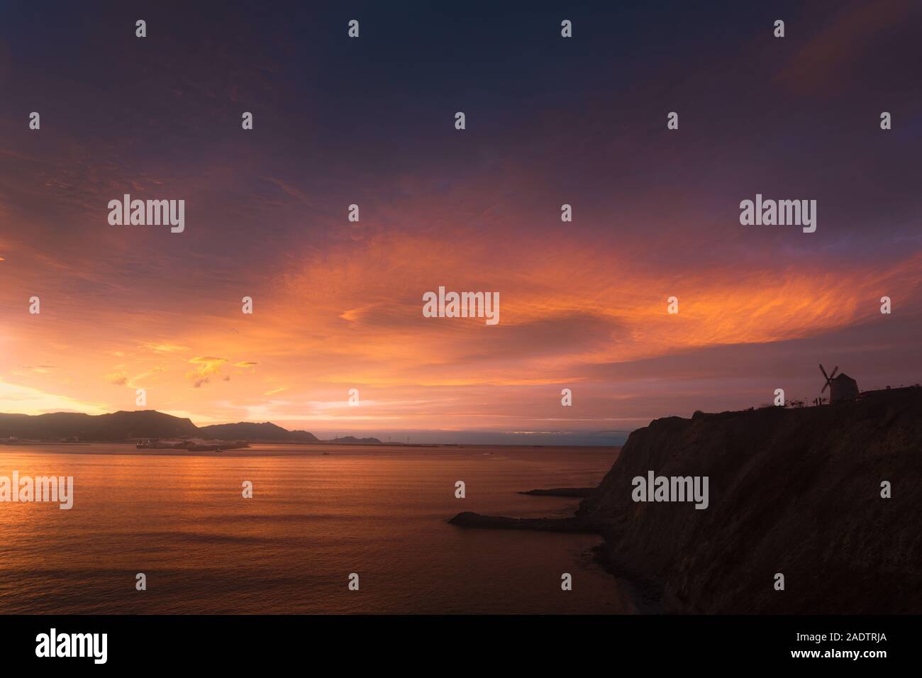 Rot wunderschöne Sonnenuntergang in Aixerrota in Getxo Stockfoto