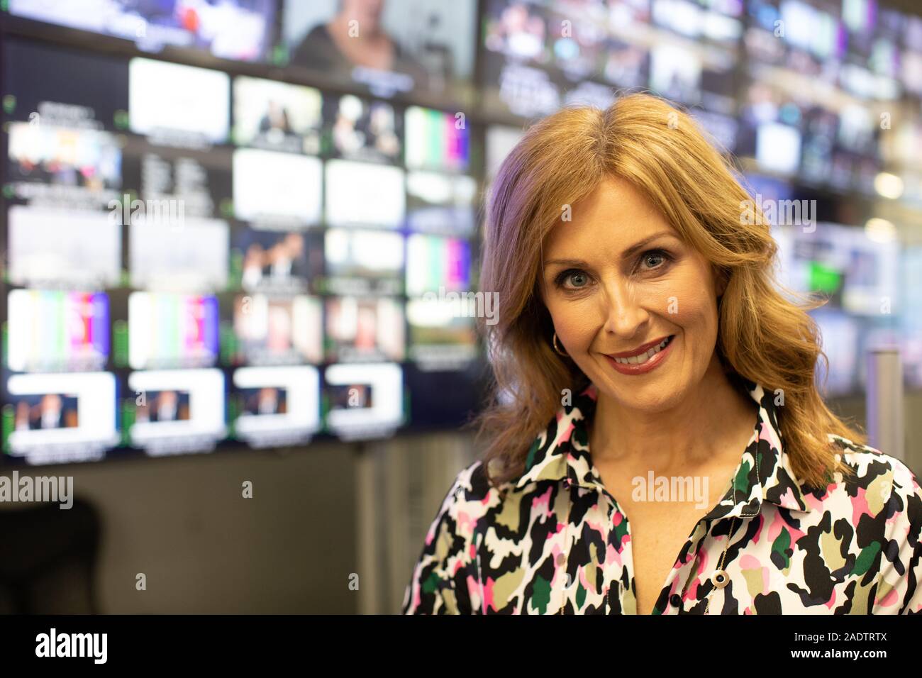 Alison Comyn, irische Fernsehjournalist und Sender. Sie präsentiert derzeit Sky World News auf Sky News. Bei Sky Studios in osterley fotografiert, Stockfoto