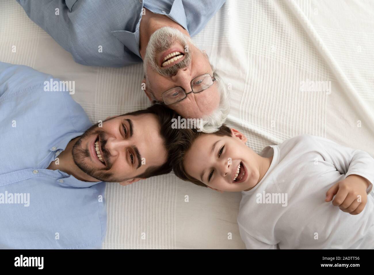 Oben sehen glückliche Gesichter Großvater aufgewachsen, Sohn und grandkid Stockfoto