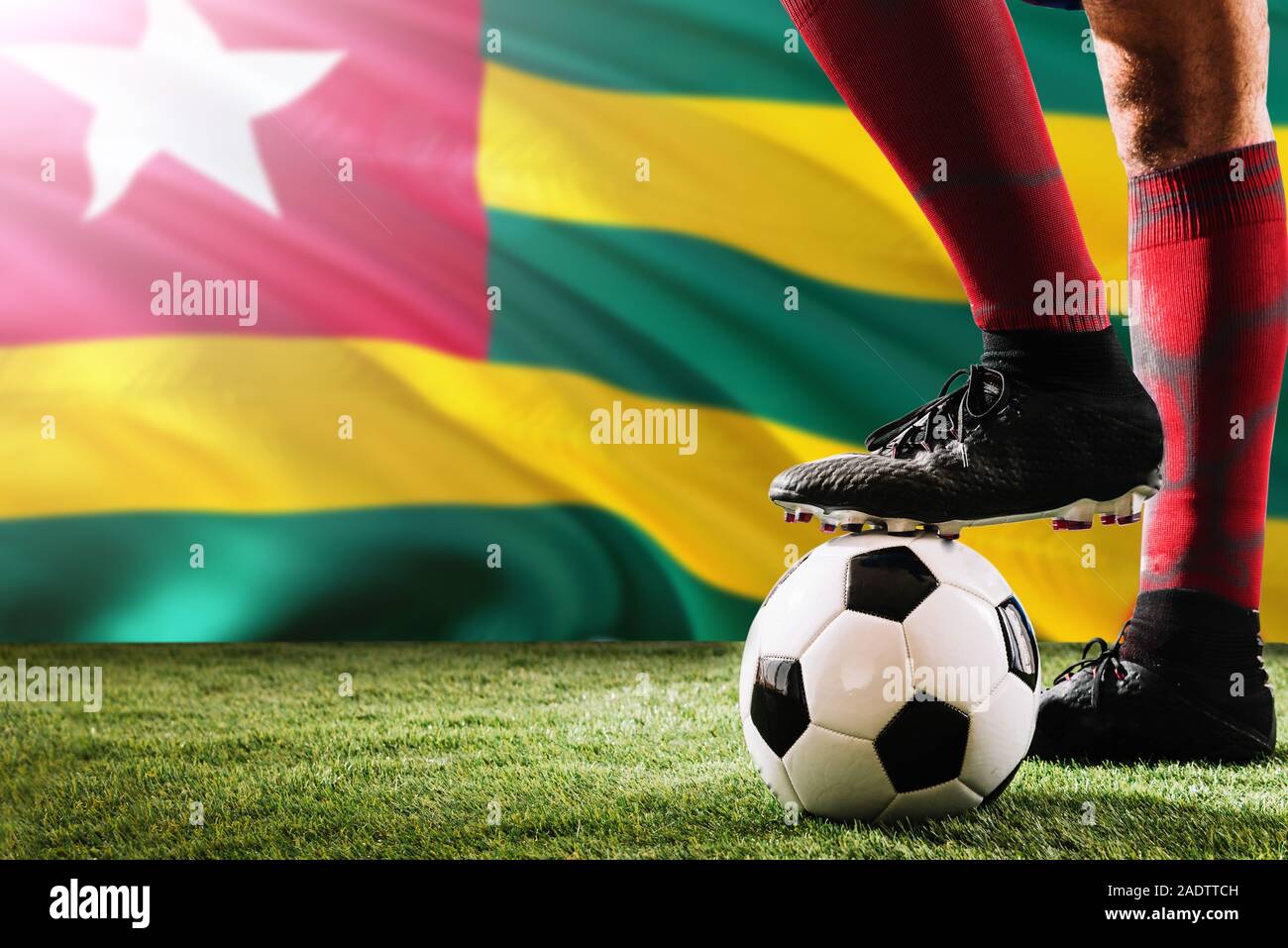 Nahaufnahme Beine von Togo Football Team Player in roten Socken, Schuhe auf  Fußball im Free Kick oder elfmeterpunkt Spielen auf Gras Stockfotografie -  Alamy