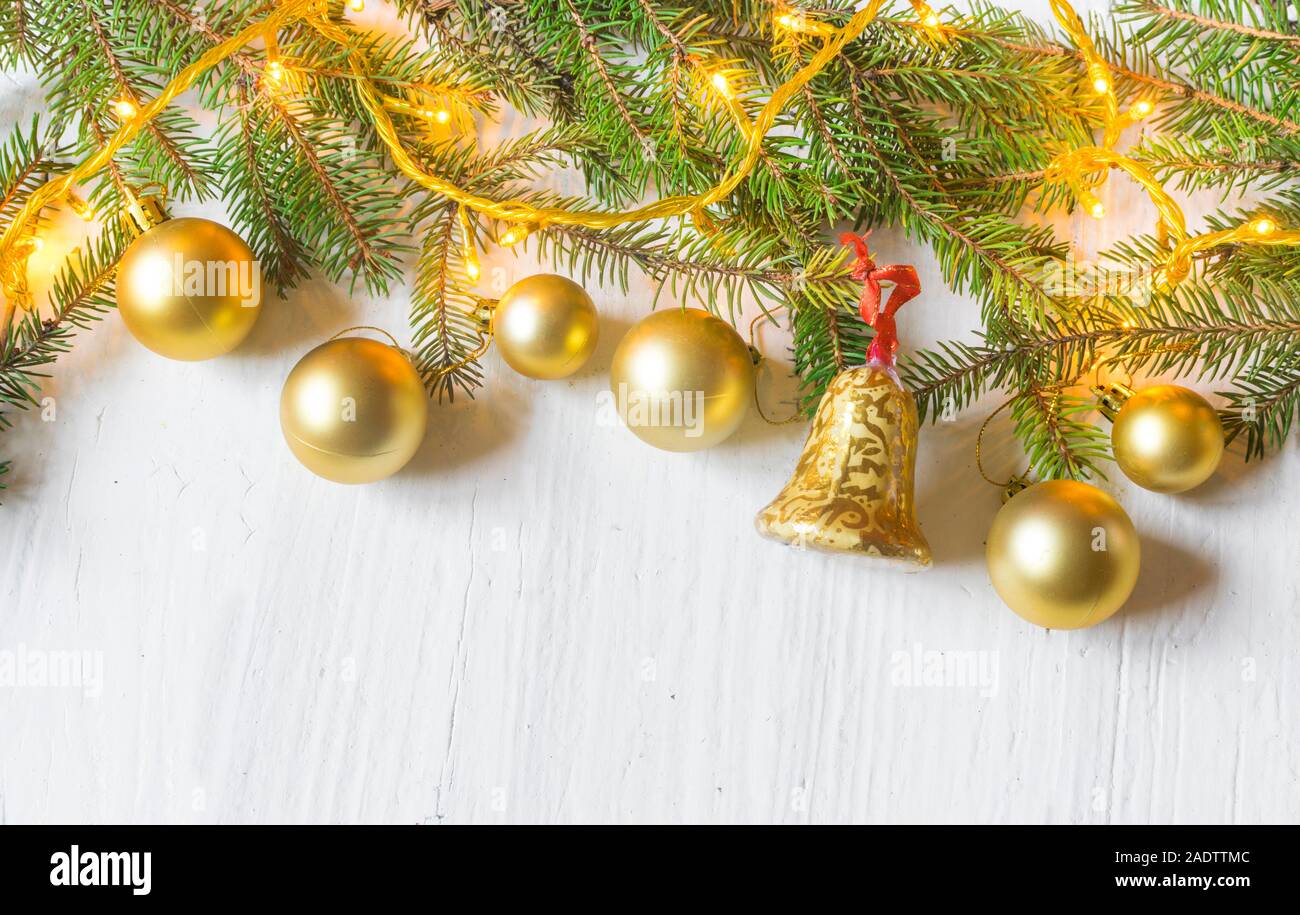Schöne Weihnachten Dekoration (Kugeln, Lichter, kiefer Niederlassungen) auf alten weißen, Holz- Hintergrund. Platz für Text Stockfoto