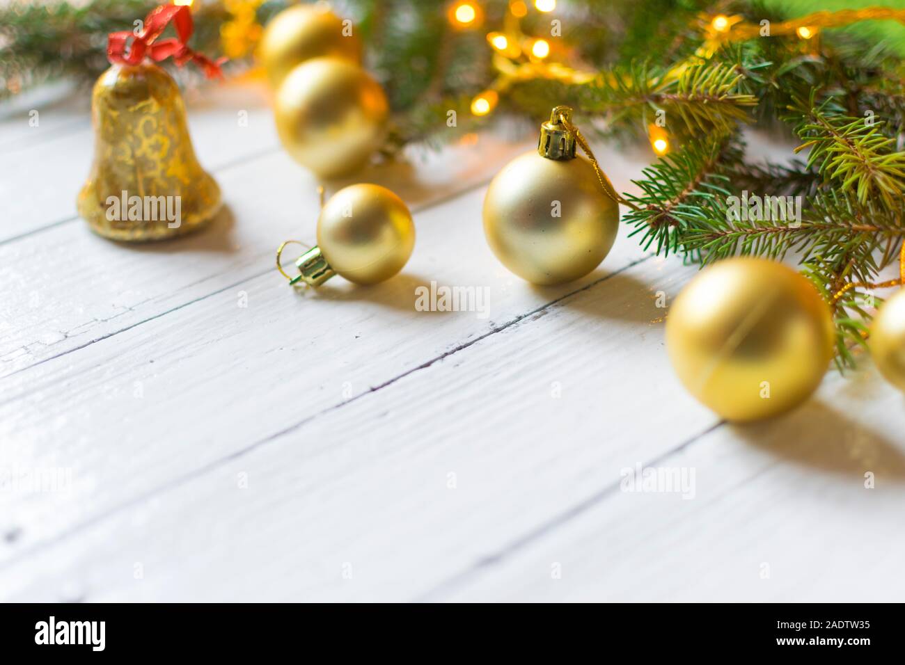 Schöne Weihnachten Dekoration (Kugeln, Lichter, kiefer Niederlassungen) auf alten weißen, Holz- Hintergrund. Platz für Text Stockfoto