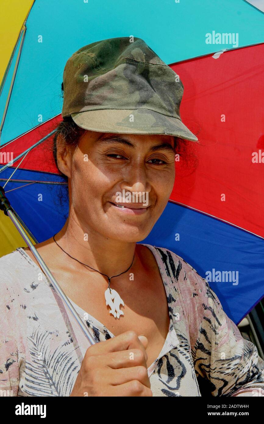 Lokale Frauen lächelnd in die Kamera in Fafa Island, Tonga, Tongatapu Insel im Südpazifik. Stockfoto