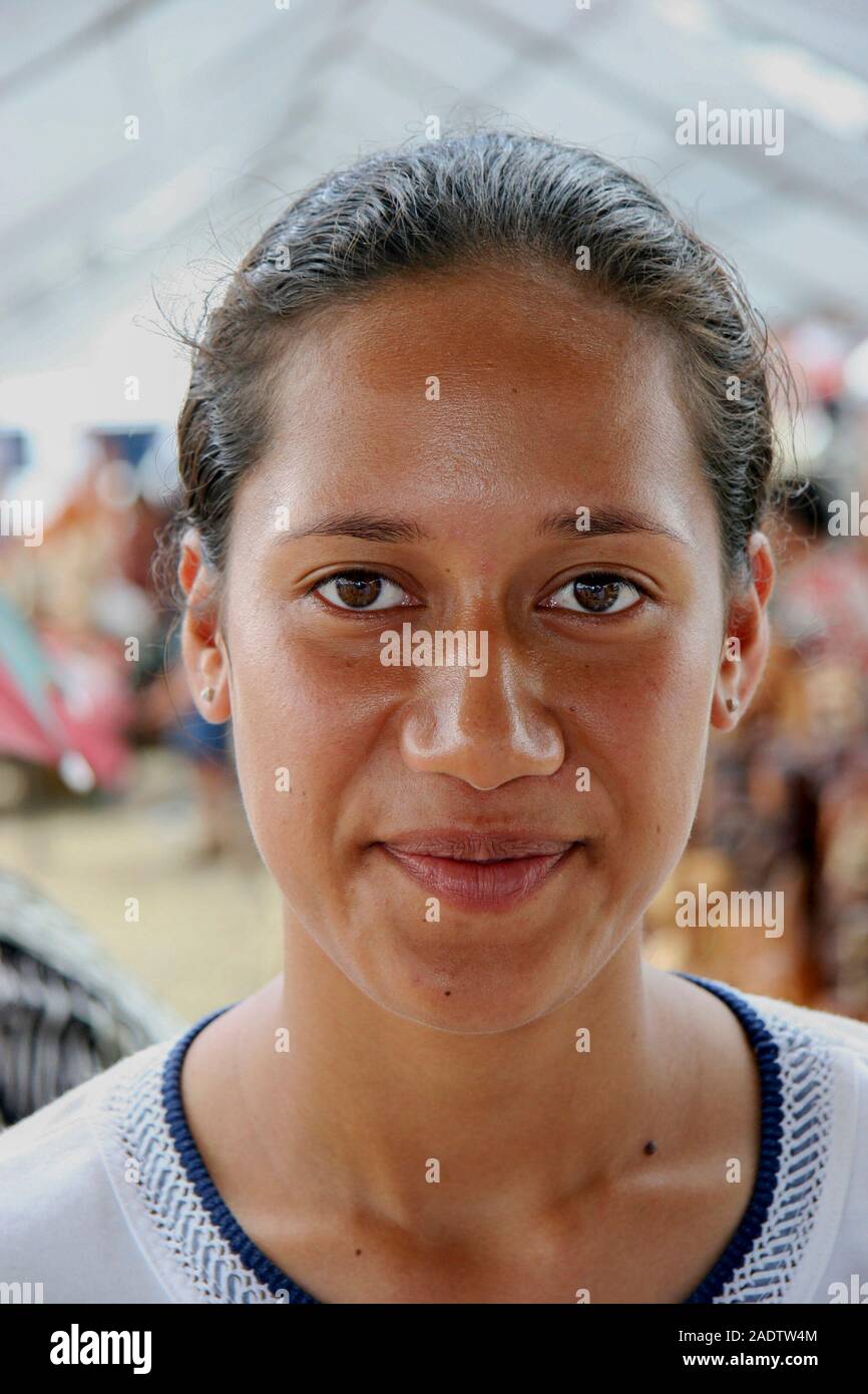 Lokale Frauen lächelnd in die Kamera in Fafa Island, Tonga, Tongatapu Insel im Südpazifik. Stockfoto