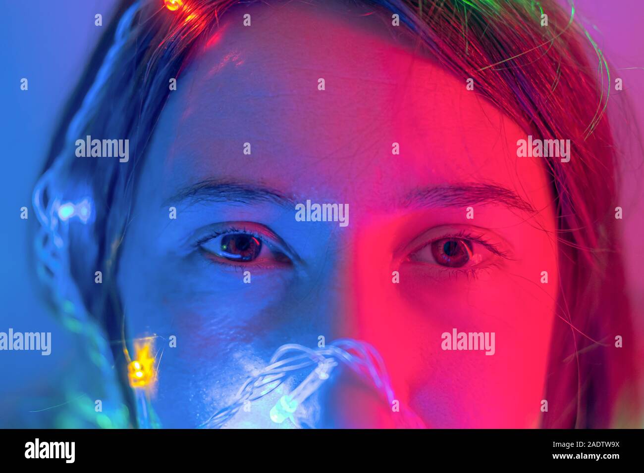 Porträt einer Frau in Neonlichtern. Konzept der Party, Feier, einen Wunsch oder Neujahr Abendgesellschaft Stockfoto