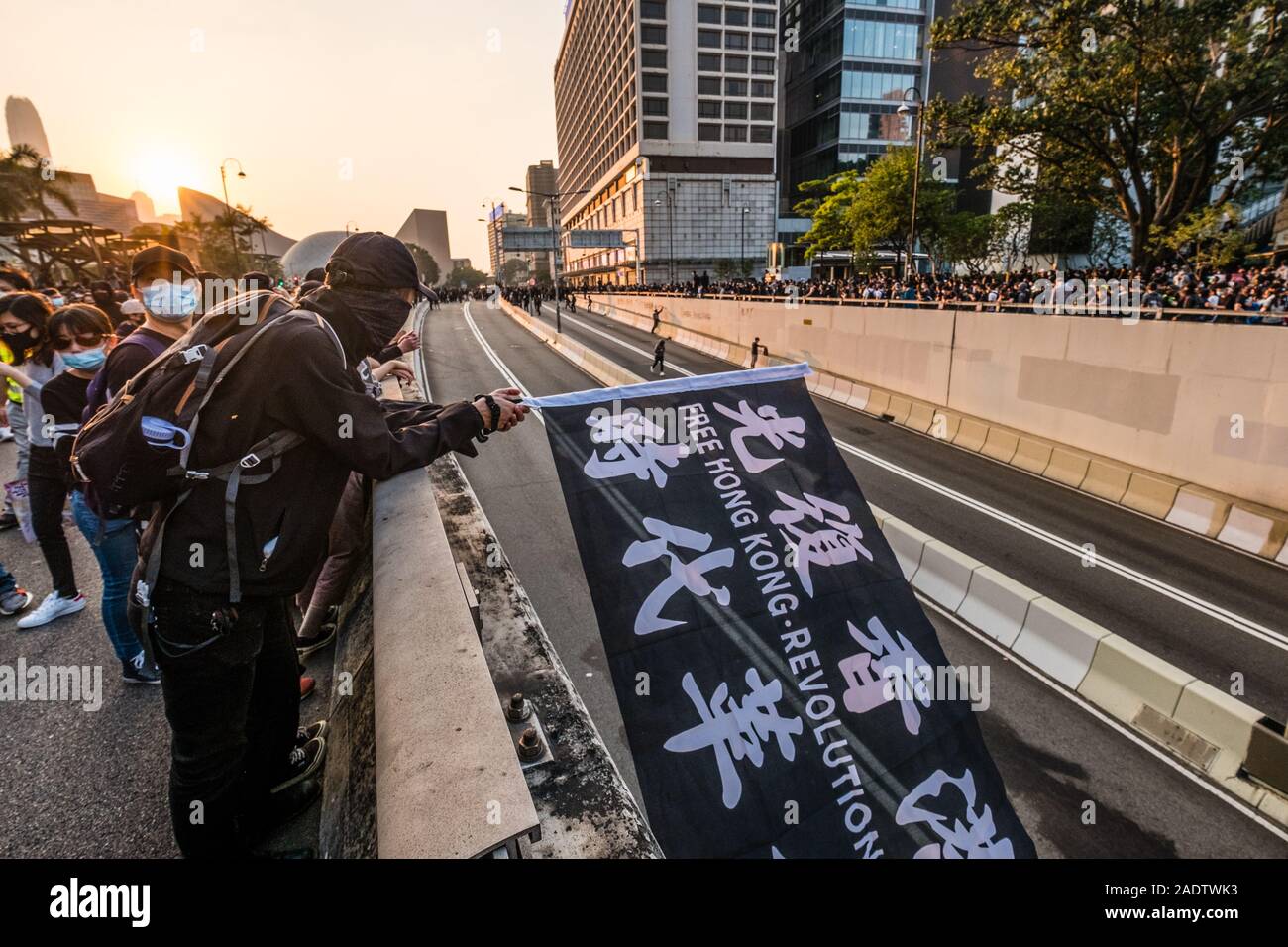 HongKong - Dezember 01, 2019: Demonstrant wehende Flagge (HongKong, Revolution Jetzt) auf Demonstration während der 2019 Proteste in Hongkong Stockfoto